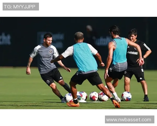 足球巨星弯腰合影时刻展现亲民风采与球场内外的独特魅力